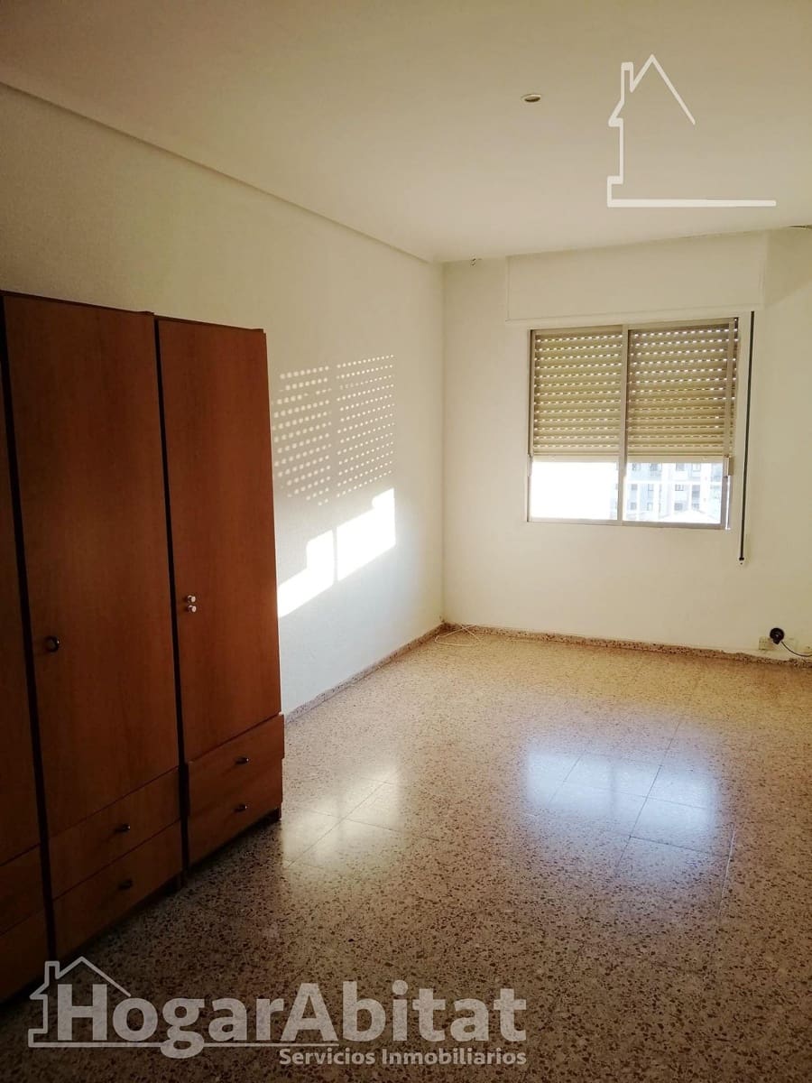 4 bedroom Flat for sale in Castello de la Plana - € 169,000 (Ref: 9884874)