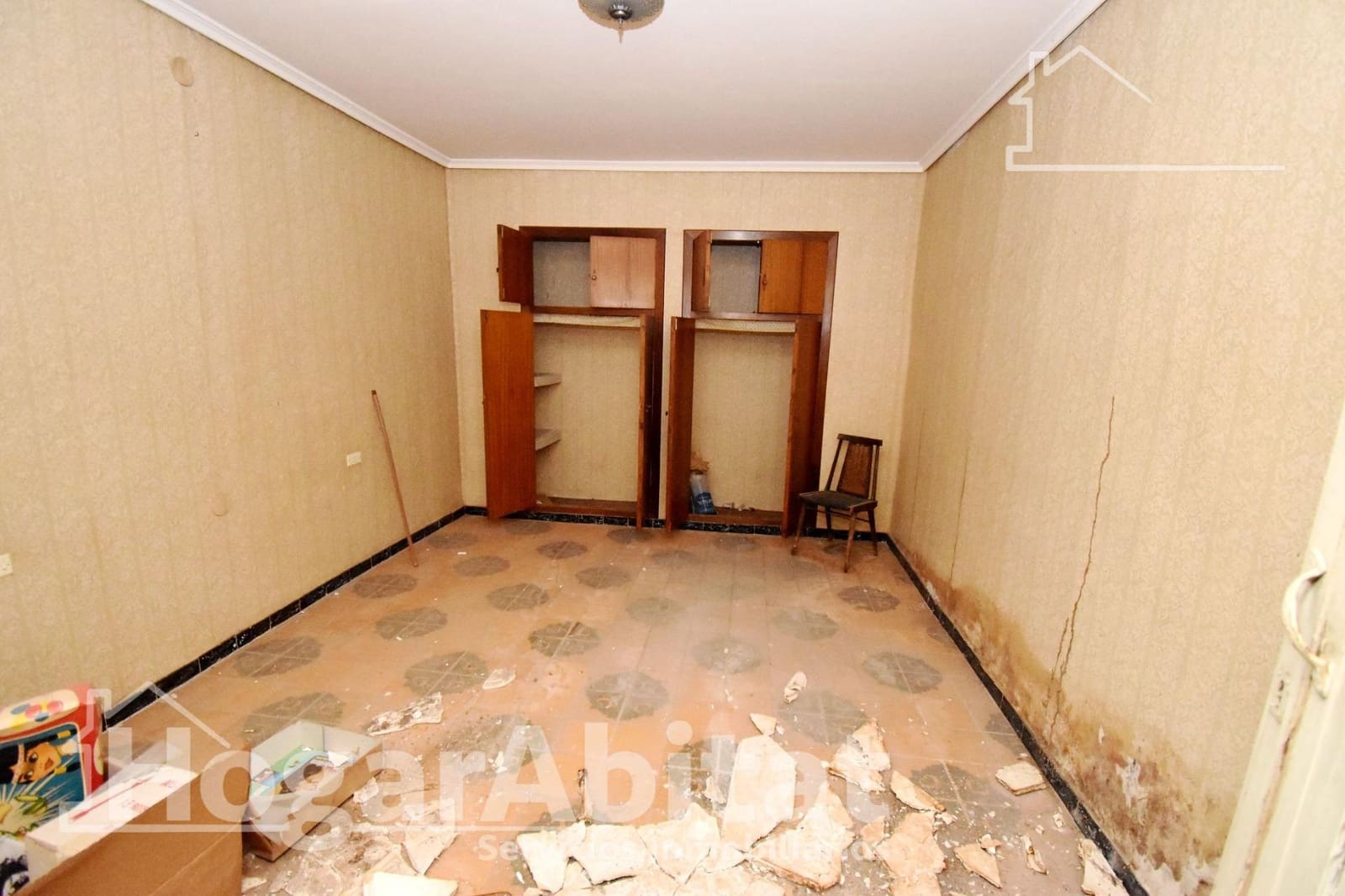 7 bedroom Townhouse for sale in Castello de la Plana - € 150,000 (Ref: 9884891)
