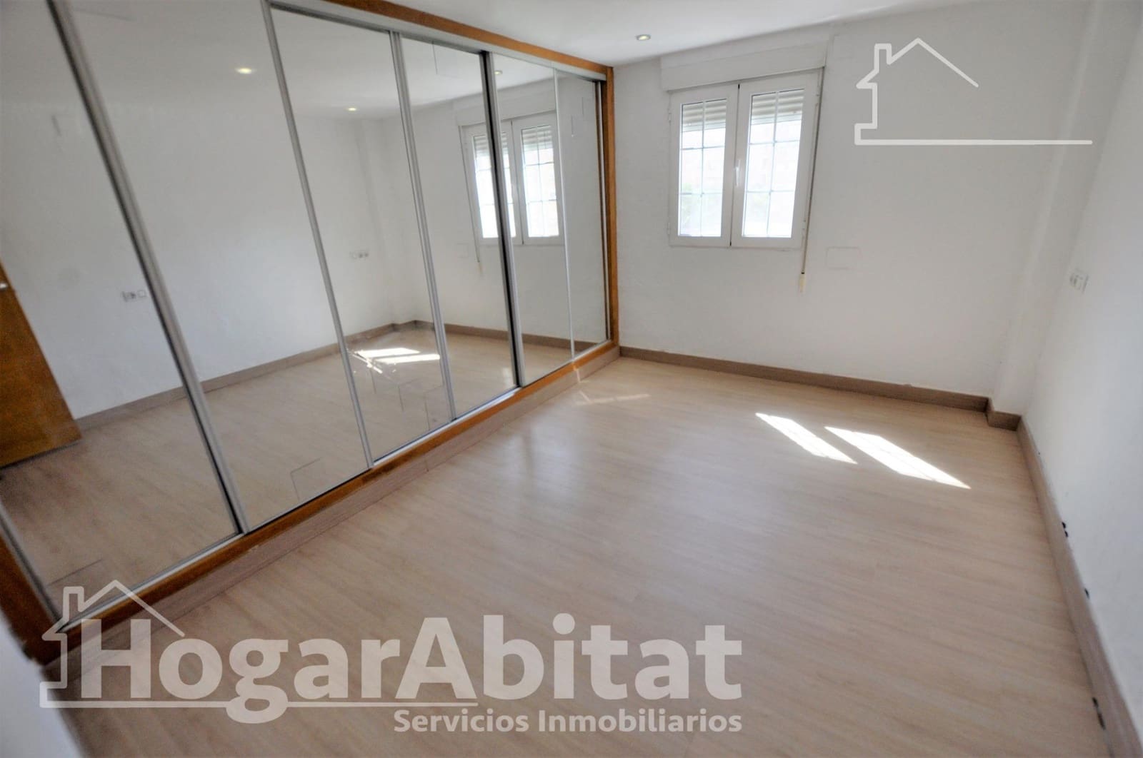 2 bedroom Flat for sale in Valencia city - € 215,000 (Ref: 9892425)