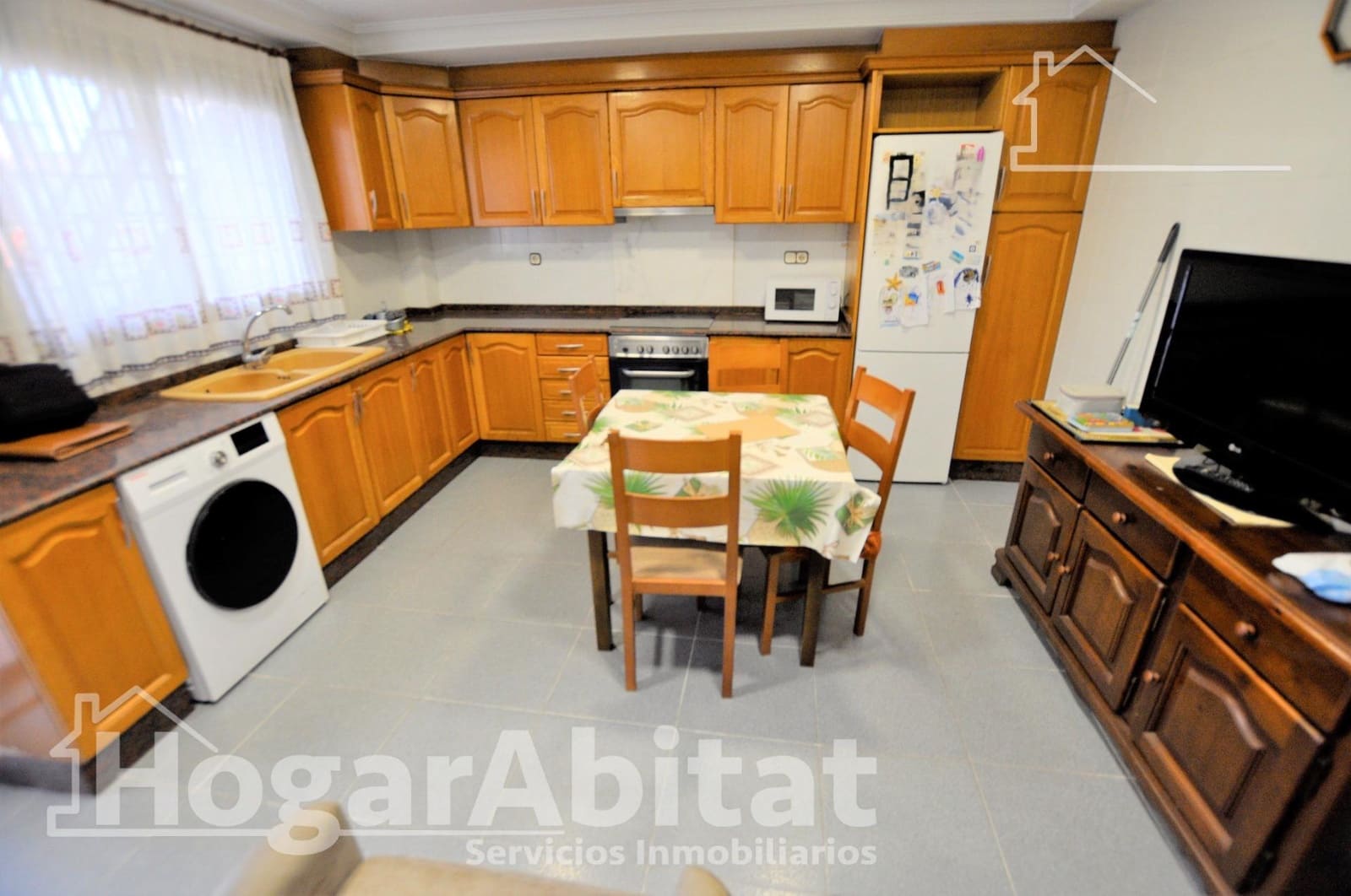 4 bedroom Townhouse for sale in La Pobla de Vallbona with garage - € 330,000 (Ref: 9927493)