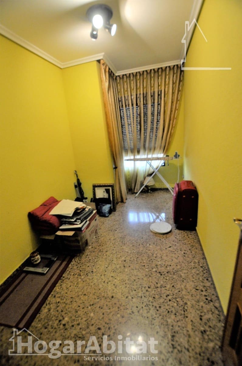 4 bedroom Townhouse for sale in La Pobla de Vallbona with garage - € 330,000 (Ref: 9934273)