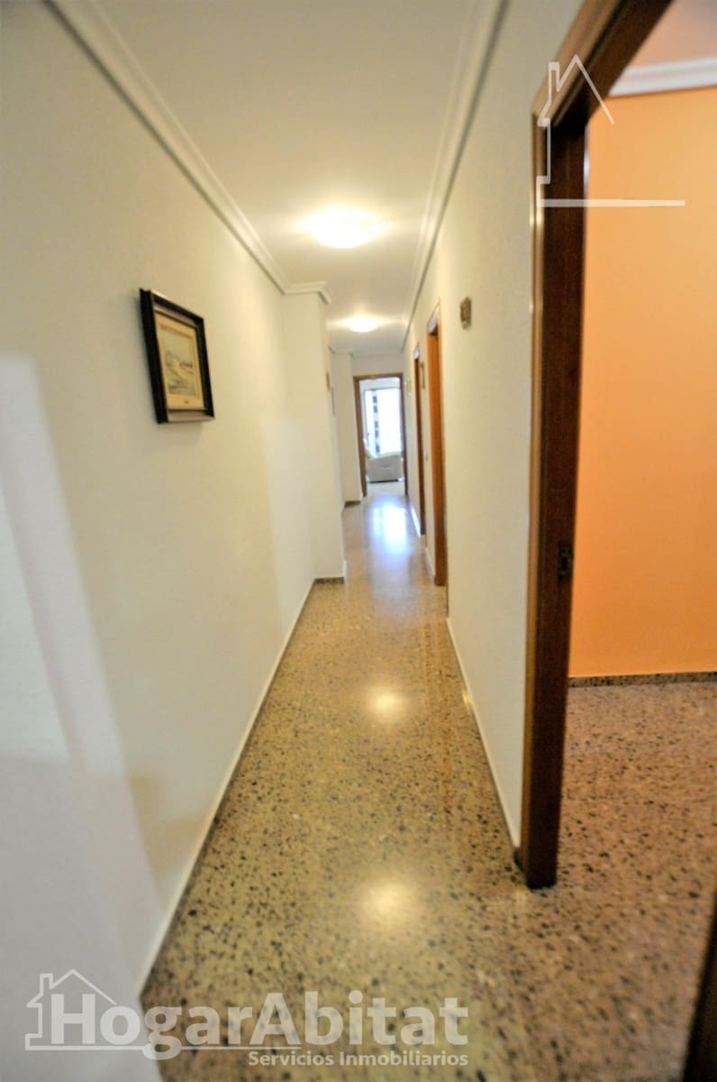4 bedroom Townhouse for sale in La Pobla de Vallbona with garage - € 330,000 (Ref: 9934273)