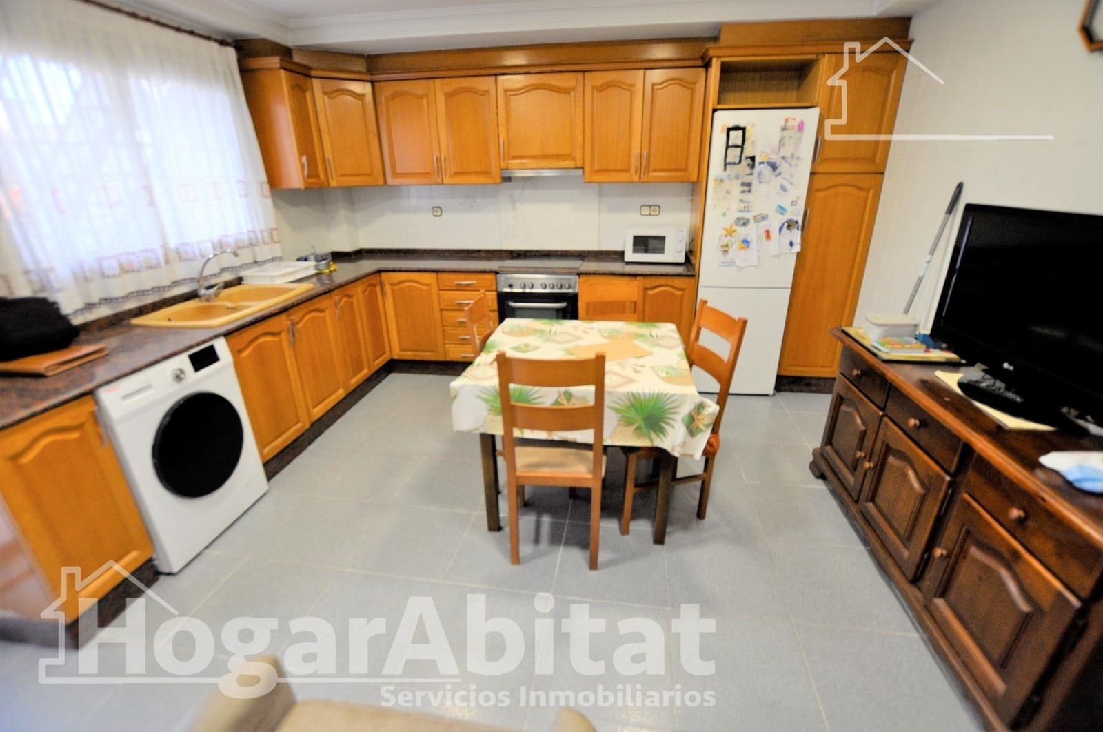 4 bedroom Townhouse for sale in La Pobla de Vallbona with garage - € 330,000 (Ref: 9934273)