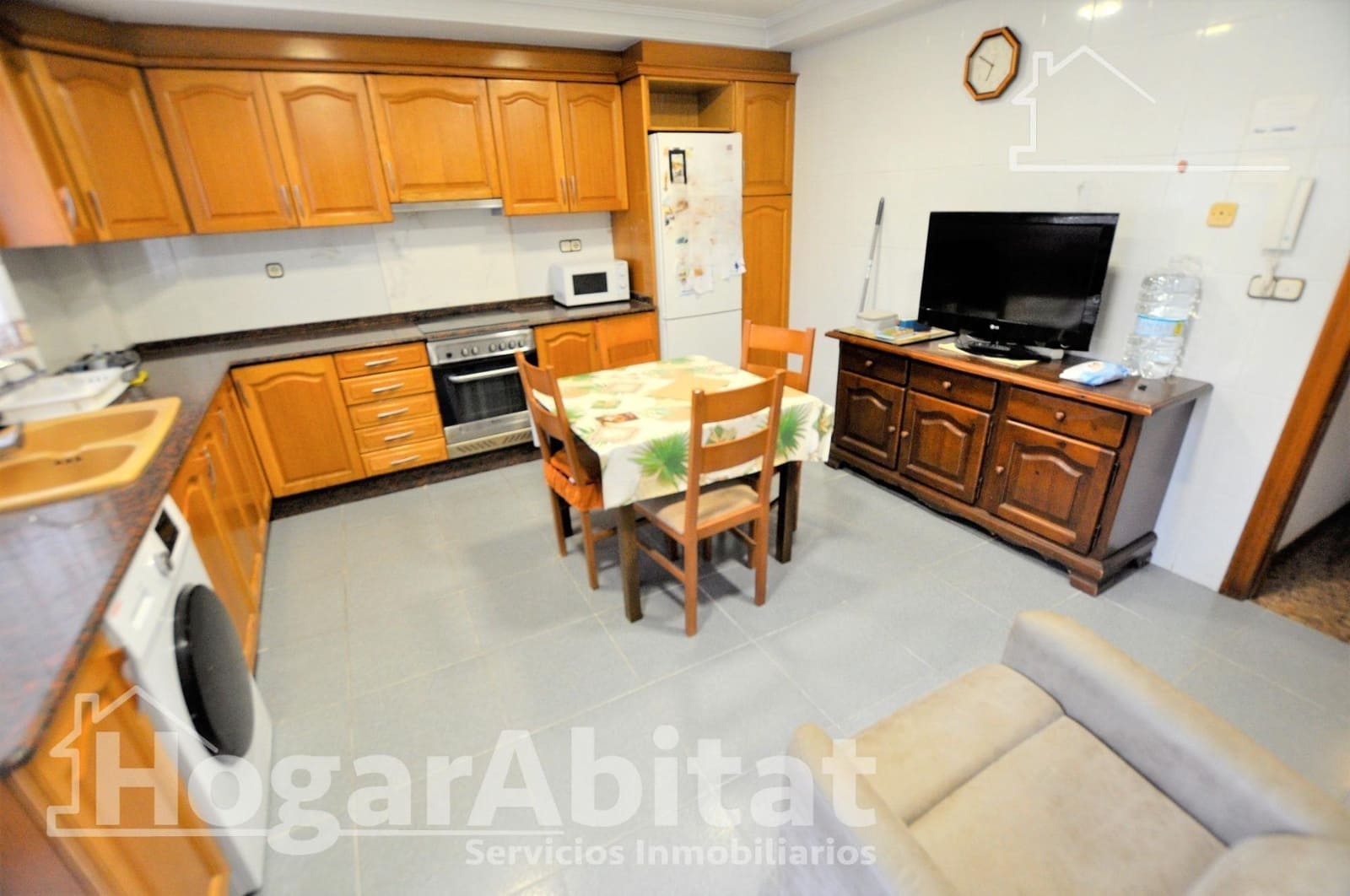 4 bedroom Townhouse for sale in La Pobla de Vallbona with garage - € 330,000 (Ref: 9934273)