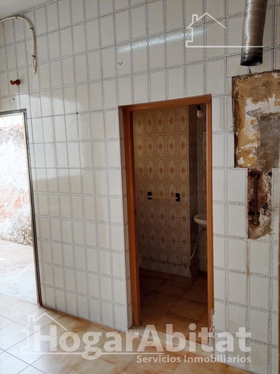 4 bedroom Townhouse for sale in La Pobla de Vallbona with garage - € 330,000 (Ref: 9934273)