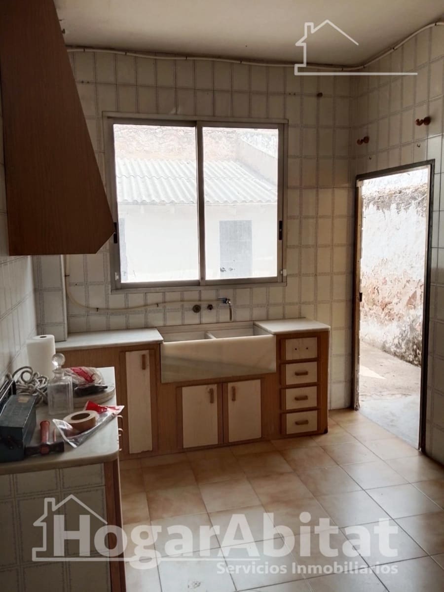 4 bedroom Townhouse for sale in La Pobla de Vallbona with garage - € 330,000 (Ref: 9934273)