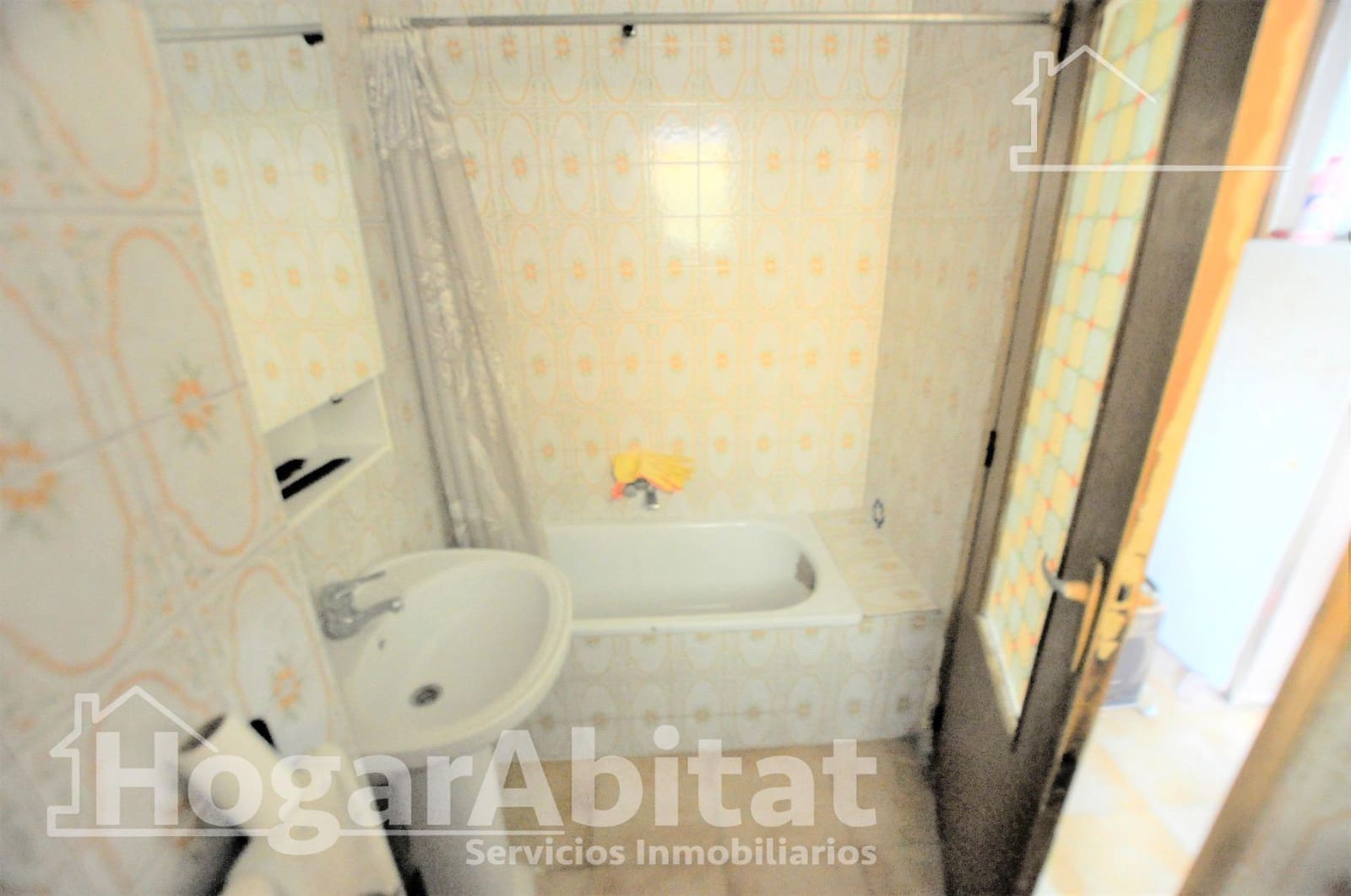 4 bedroom Townhouse for sale in La Pobla de Vallbona with garage - € 330,000 (Ref: 9934273)