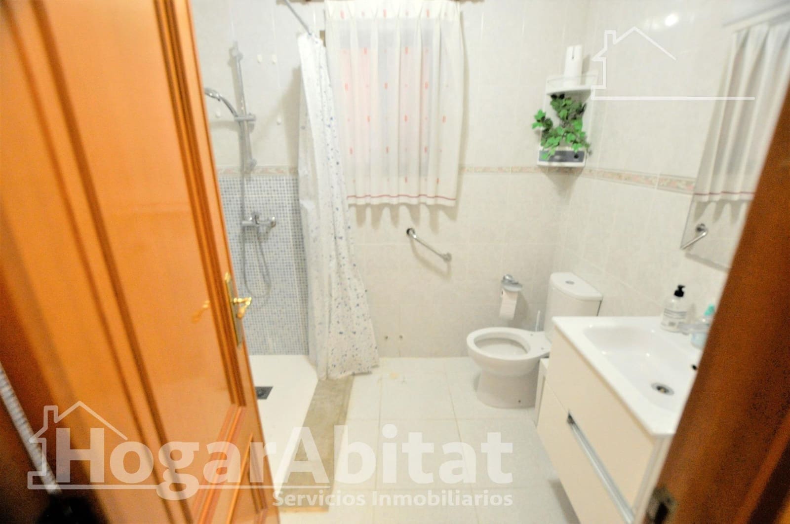 4 bedroom Townhouse for sale in La Pobla de Vallbona with garage - € 330,000 (Ref: 9934273)