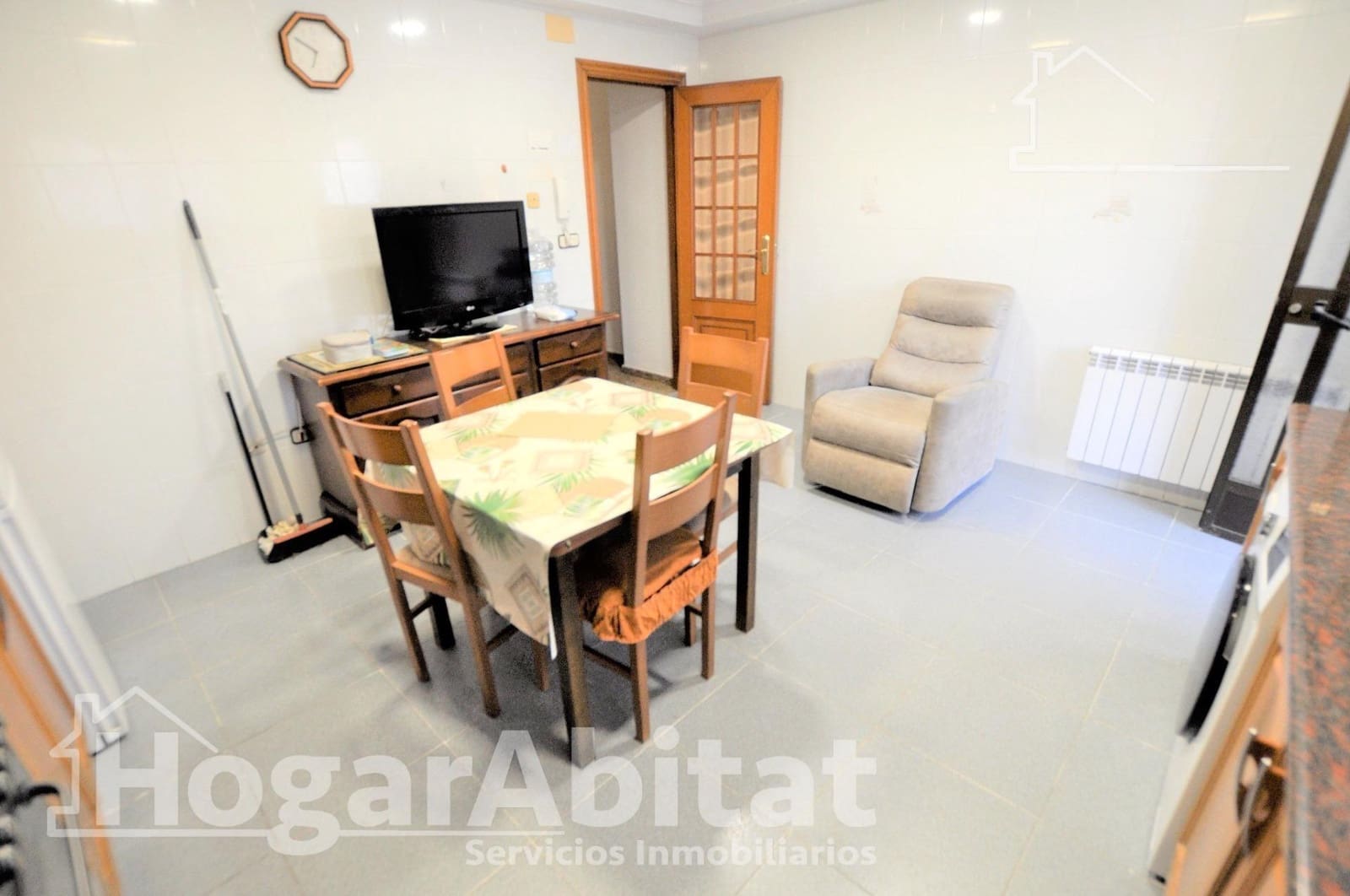 4 bedroom Townhouse for sale in La Pobla de Vallbona with garage - € 330,000 (Ref: 9934273)