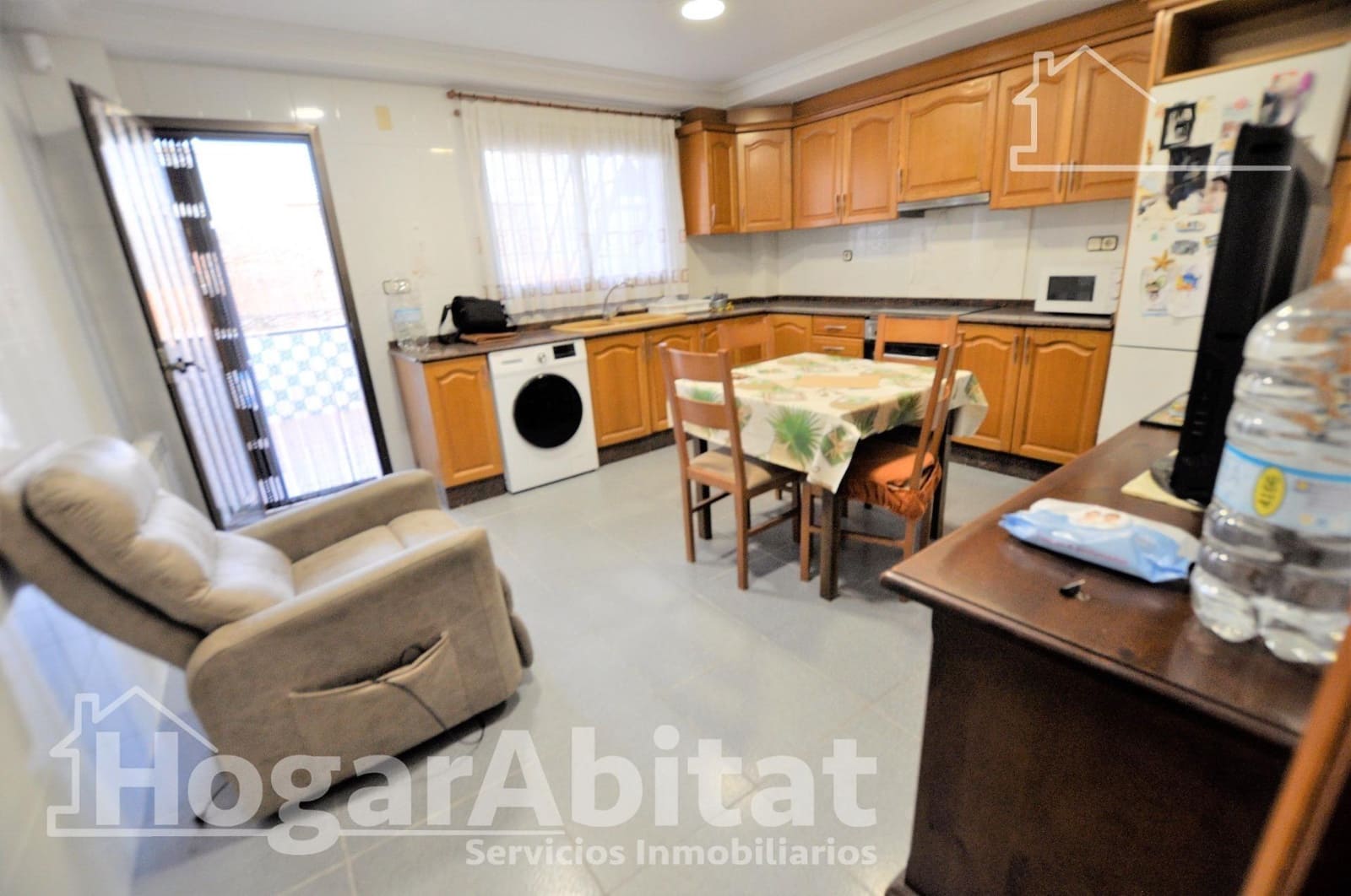 4 bedroom Townhouse for sale in La Pobla de Vallbona with garage - € 330,000 (Ref: 9934273)