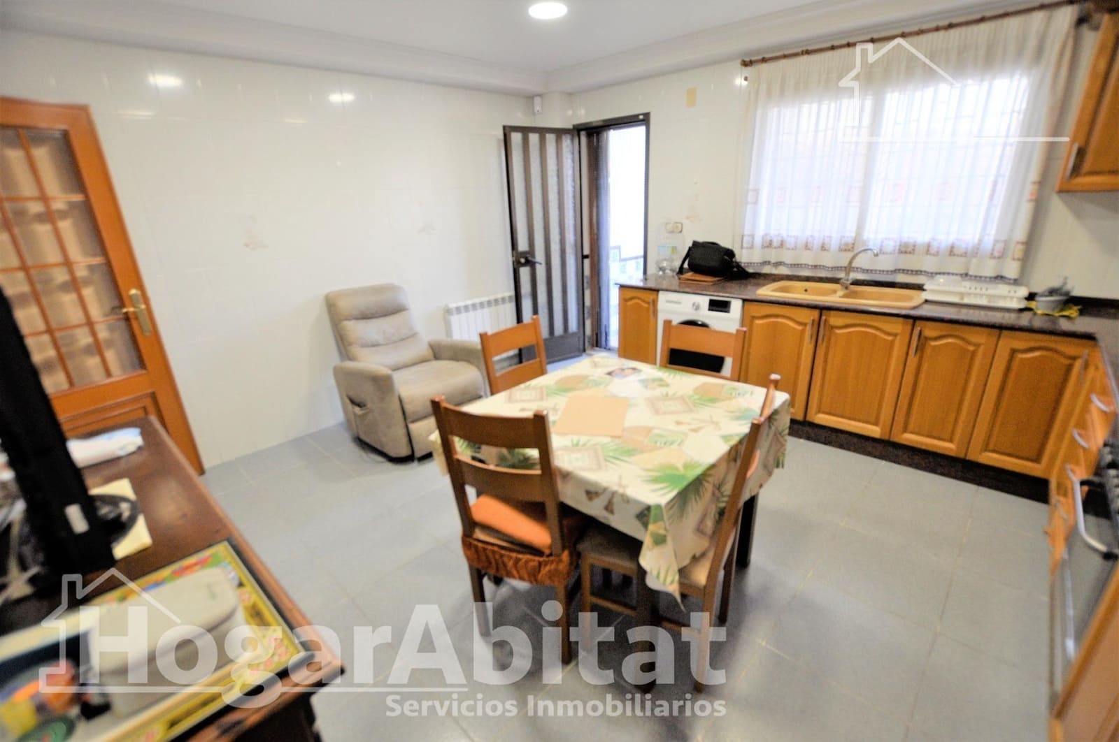 4 bedroom Townhouse for sale in La Pobla de Vallbona with garage - € 330,000 (Ref: 9934273)