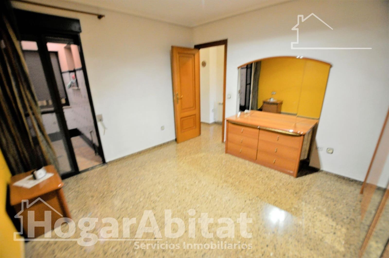 4 bedroom Townhouse for sale in La Pobla de Vallbona with garage - € 330,000 (Ref: 9934273)
