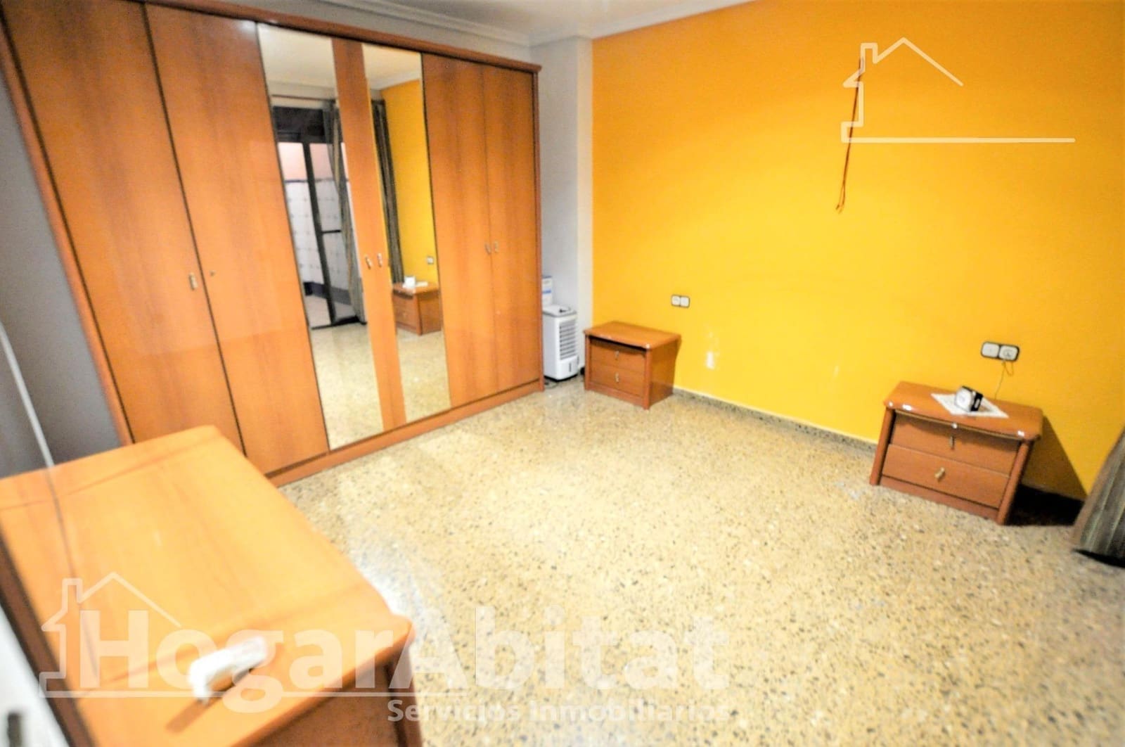 4 bedroom Townhouse for sale in La Pobla de Vallbona with garage - € 330,000 (Ref: 9934273)