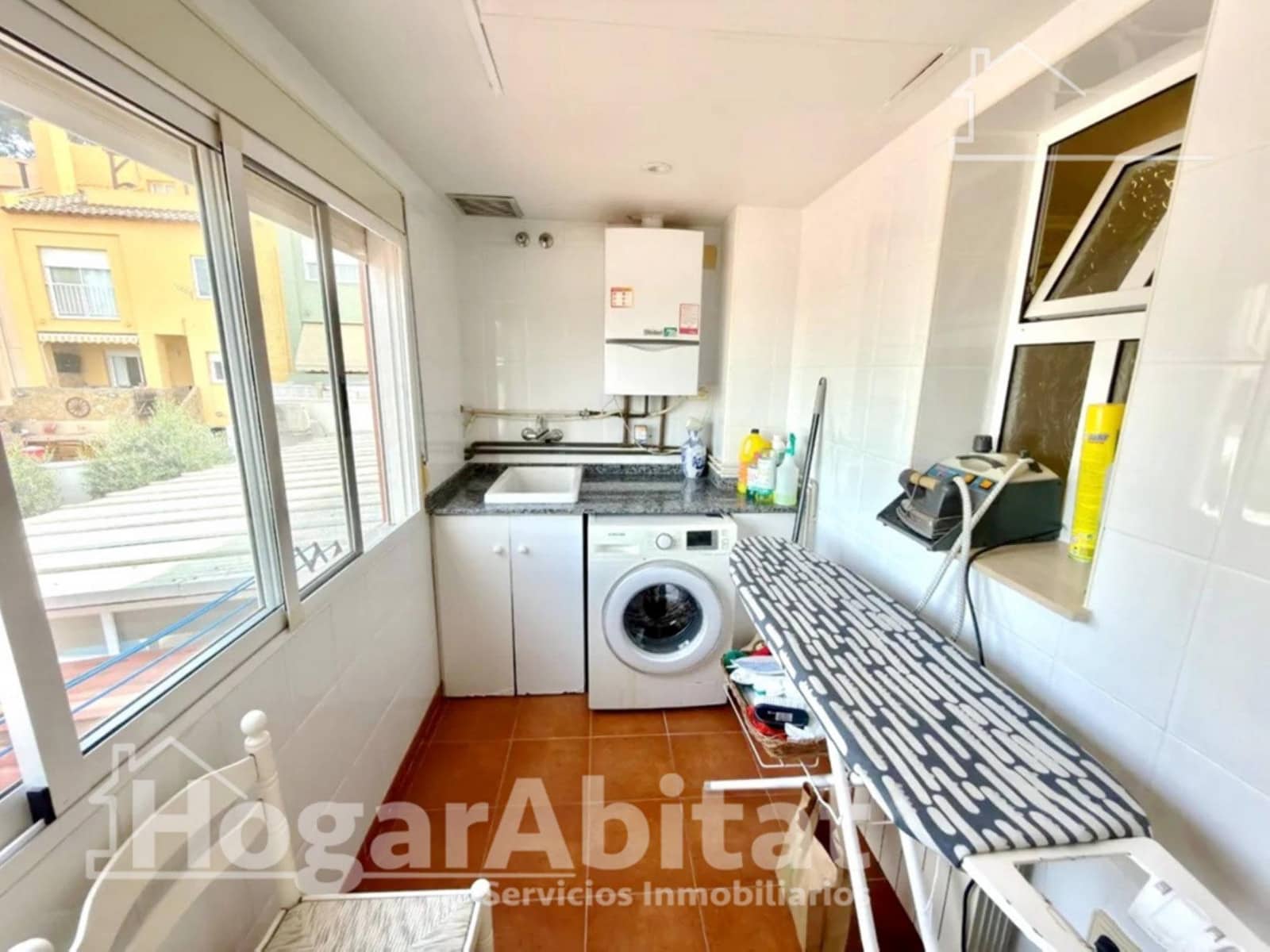 5 slaapkamer Rijtjeshuis te koop in Torrent met zwembad - € 430.000 (Ref: 9990776)