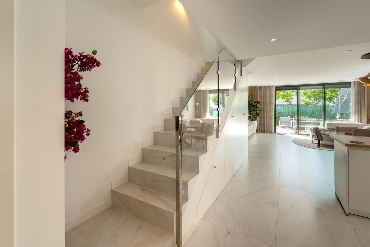 4 sovrum Semi-fristående Villa till salu i New Golden Mile med pool garage - 945 000 € (Ref: 10026760)