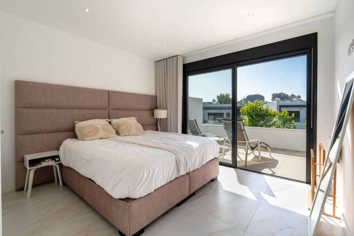 4 sovrum Semi-fristående Villa till salu i New Golden Mile med pool garage - 945 000 € (Ref: 10026760)