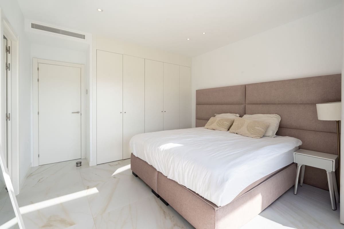 4 sovrum Semi-fristående Villa till salu i New Golden Mile med pool garage - 945 000 € (Ref: 10026760)