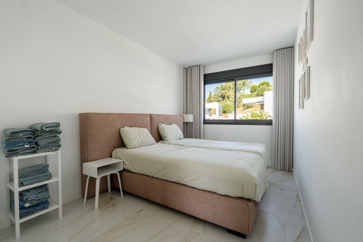 4 sovrum Semi-fristående Villa till salu i New Golden Mile med pool garage - 945 000 € (Ref: 10026760)