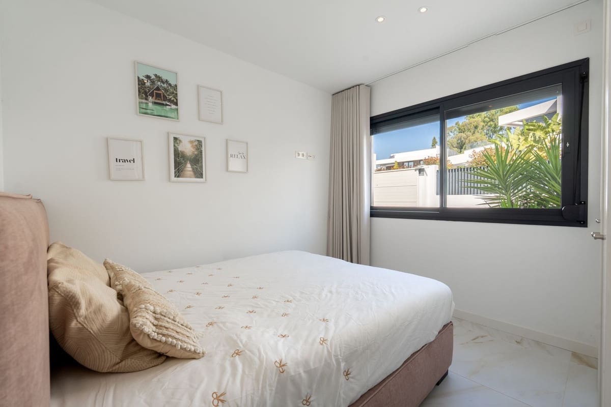 4 sovrum Semi-fristående Villa till salu i New Golden Mile med pool garage - 945 000 € (Ref: 10026760)