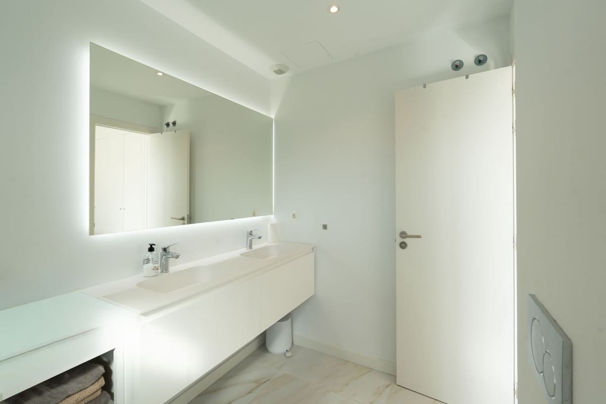 4 sovrum Semi-fristående Villa till salu i New Golden Mile med pool garage - 945 000 € (Ref: 10026760)