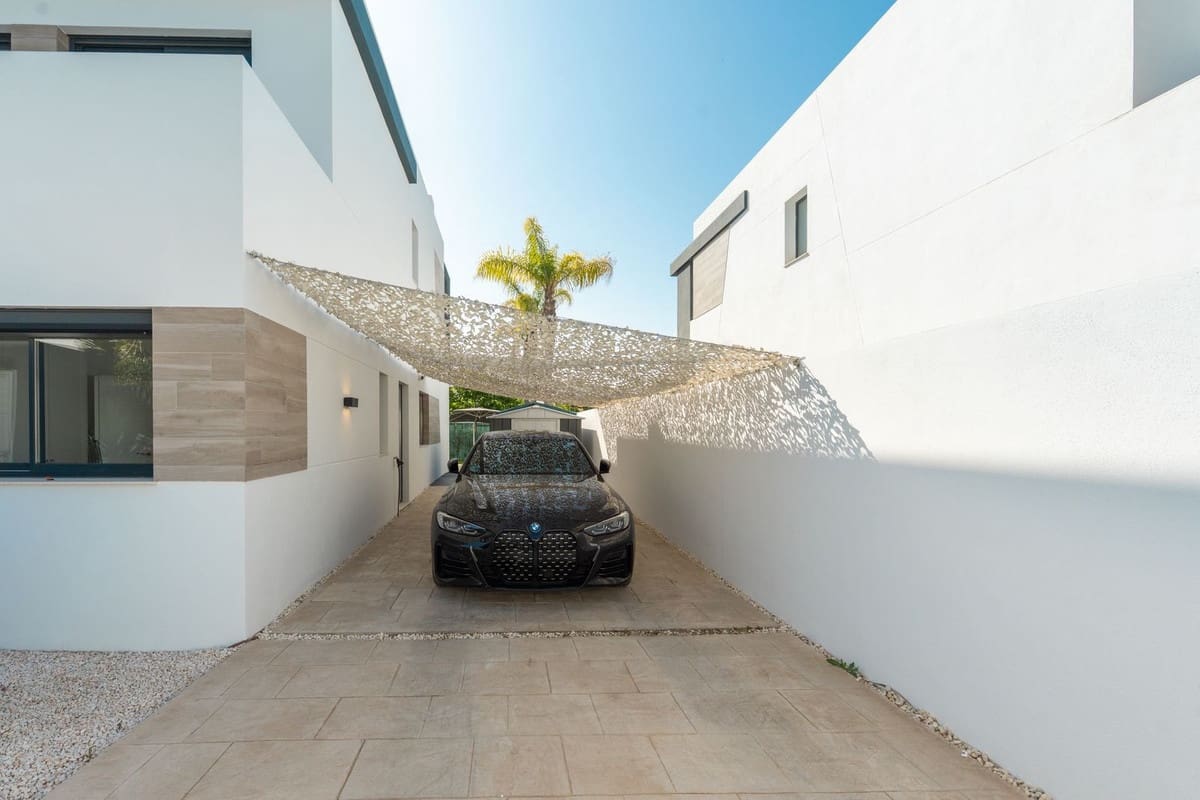 4 sovrum Semi-fristående Villa till salu i New Golden Mile med pool garage - 945 000 € (Ref: 10026760)