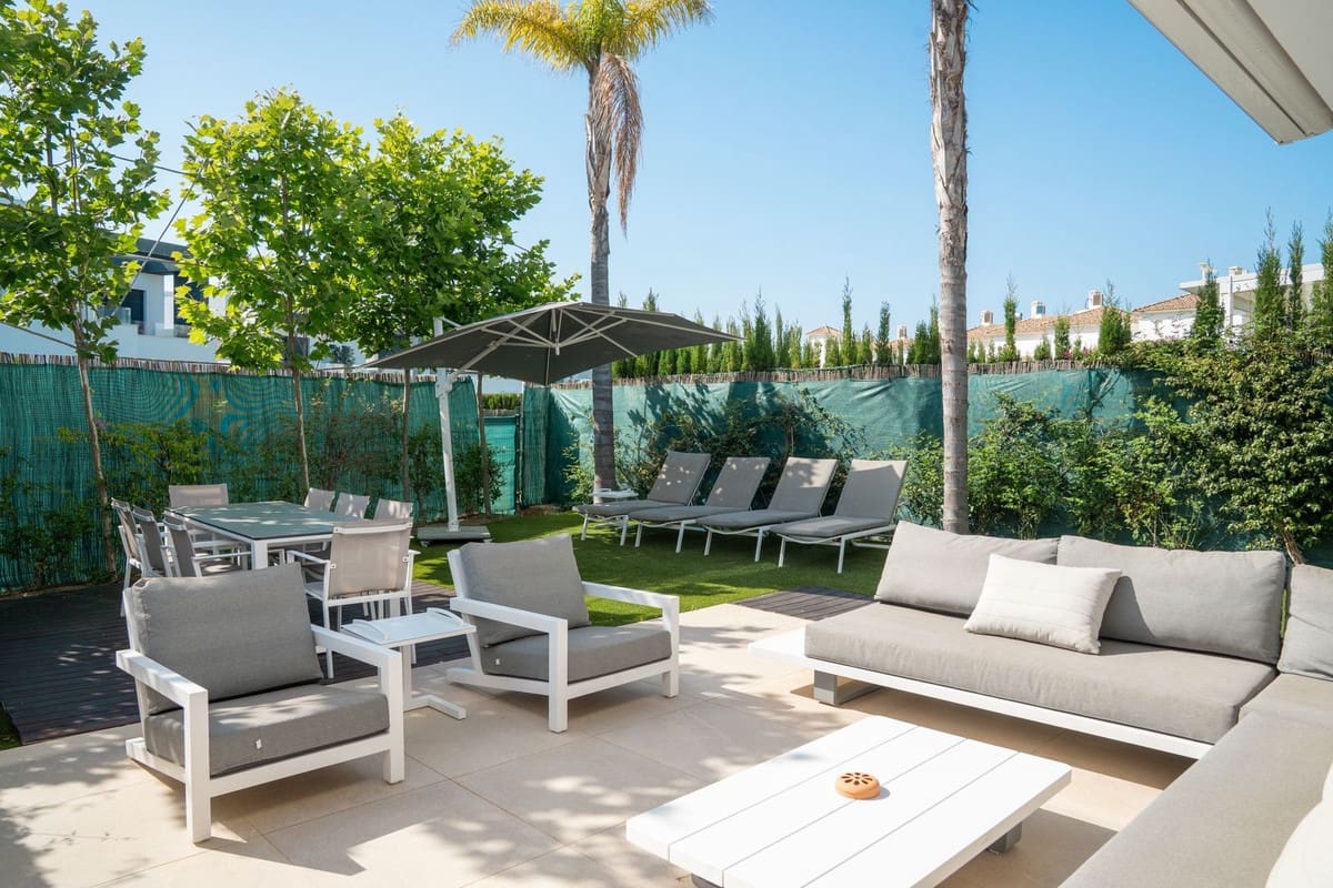 4 sovrum Semi-fristående Villa till salu i New Golden Mile med pool garage - 945 000 € (Ref: 10026760)