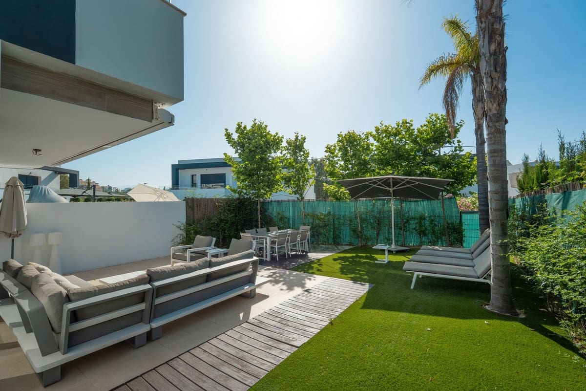 4 sovrum Semi-fristående Villa till salu i New Golden Mile med pool garage - 945 000 € (Ref: 10026760)