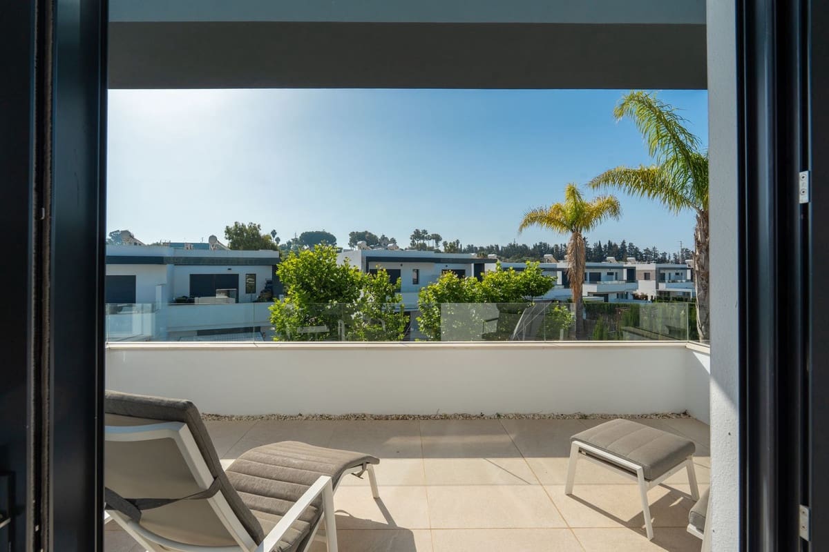 4 sovrum Semi-fristående Villa till salu i New Golden Mile med pool garage - 945 000 € (Ref: 10026760)