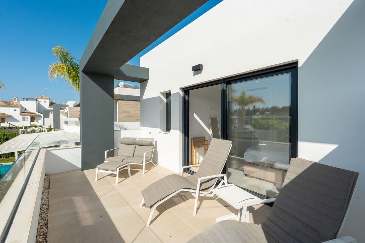 4 sovrum Semi-fristående Villa till salu i New Golden Mile med pool garage - 945 000 € (Ref: 10026760)