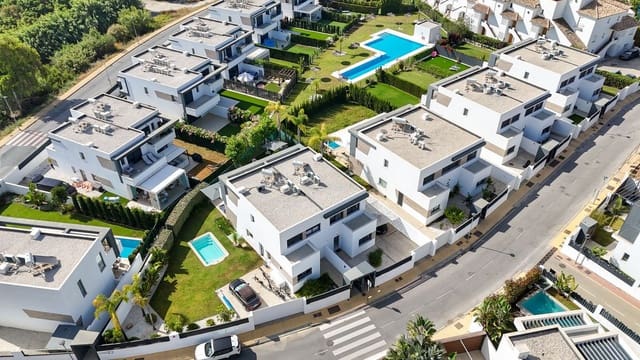 4 sovrum Semi-fristående Villa till salu i Selwo, Estepona med pool garage - 945 000 € (Ref: 10026760)