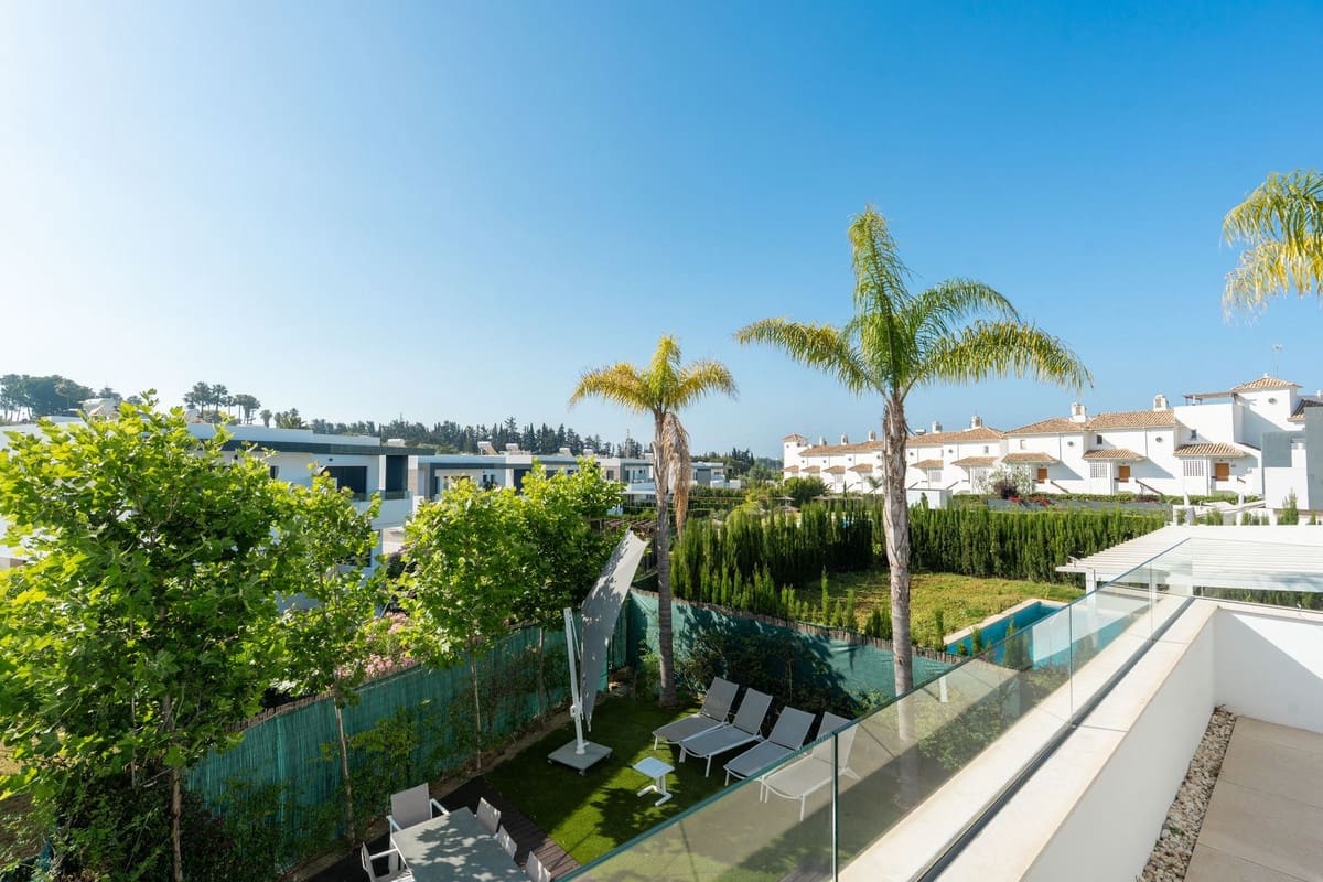4 sovrum Semi-fristående Villa till salu i New Golden Mile med pool garage - 945 000 € (Ref: 10026760)