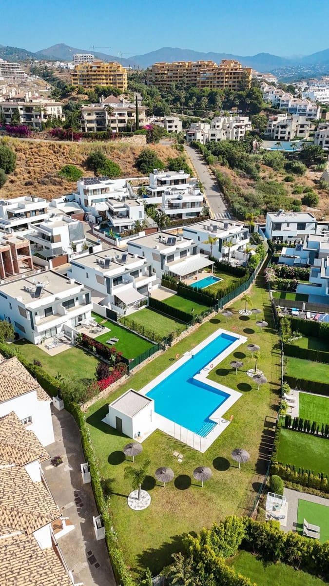 4 sovrum Semi-fristående Villa till salu i New Golden Mile med pool garage - 945 000 € (Ref: 10026760)