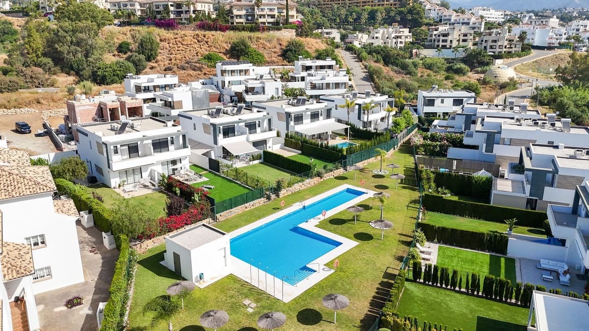 4 sovrum Semi-fristående Villa till salu i New Golden Mile med pool garage - 945 000 € (Ref: 10026760)