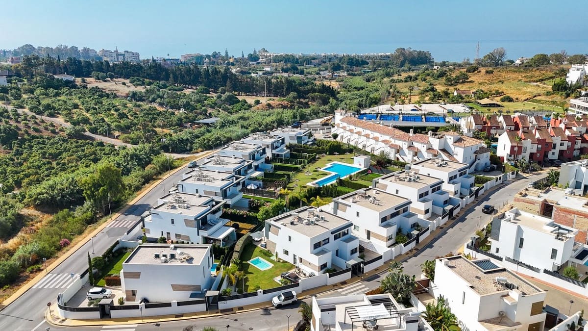 4 sovrum Semi-fristående Villa till salu i New Golden Mile med pool garage - 945 000 € (Ref: 10026760)
