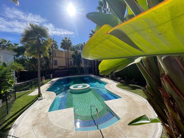 5 bedroom Apartment for sale in Marbella with pool garage - € 735,000 (Ref: 10067094)