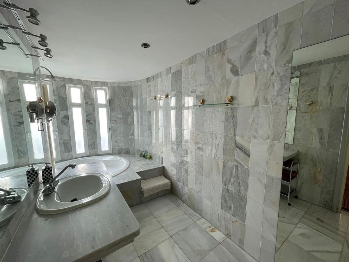 5 bedroom Apartment for sale in Marbella with pool garage - € 735,000 (Ref: 10067094)