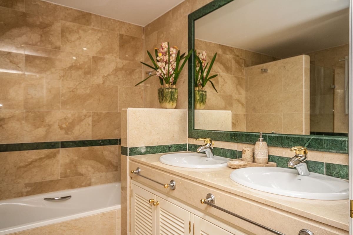 2 Zimmer Apartment zu verkaufen in Marbella mit Pool - 569.995 € (Ref: 10094215)