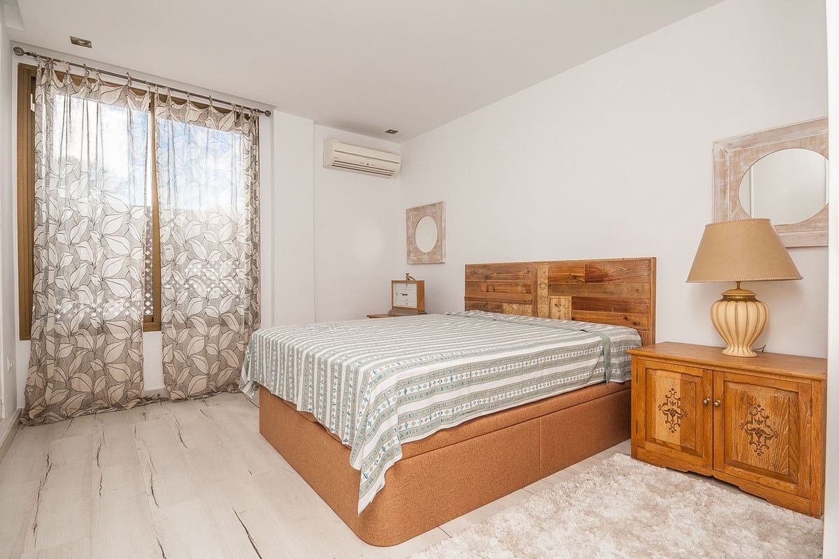 2 bedroom Apartment for sale in Marbella with pool - € 470,000 (Ref: 10094217)