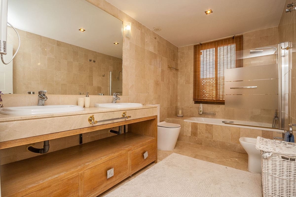 2 bedroom Apartment for sale in Marbella with pool - € 470,000 (Ref: 10094217)