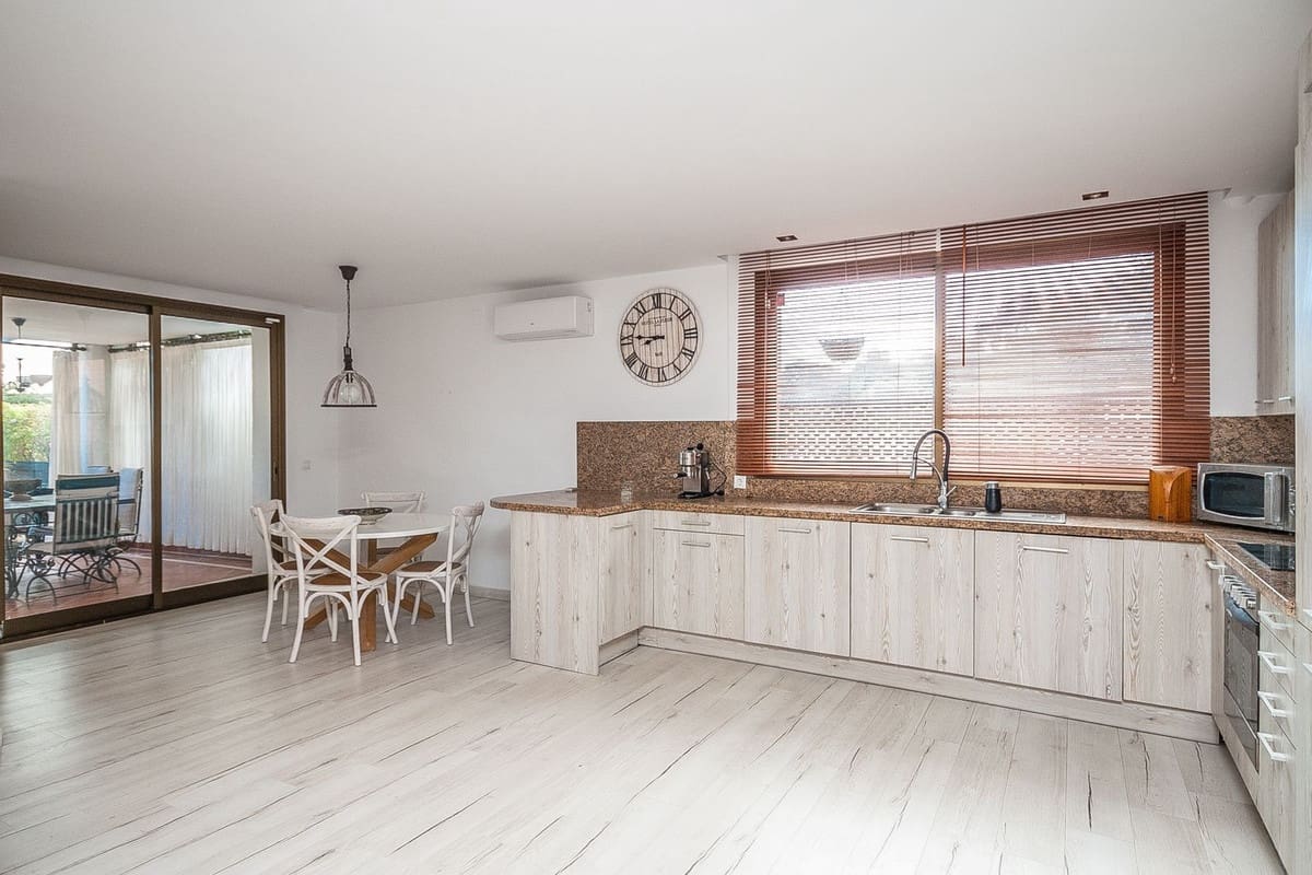 2 bedroom Apartment for sale in Marbella with pool - € 470,000 (Ref: 10094217)