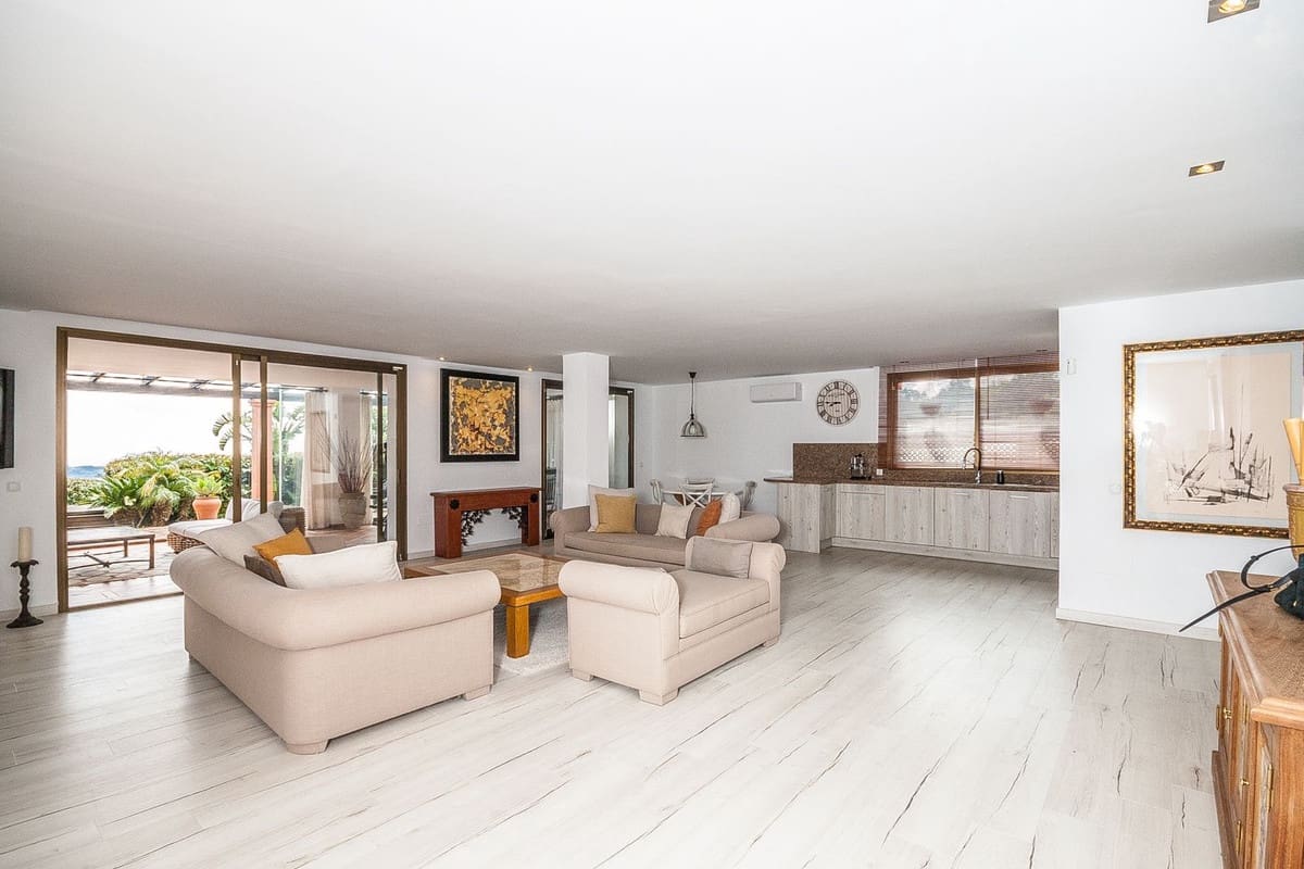 2 bedroom Apartment for sale in Marbella with pool - € 470,000 (Ref: 10094217)