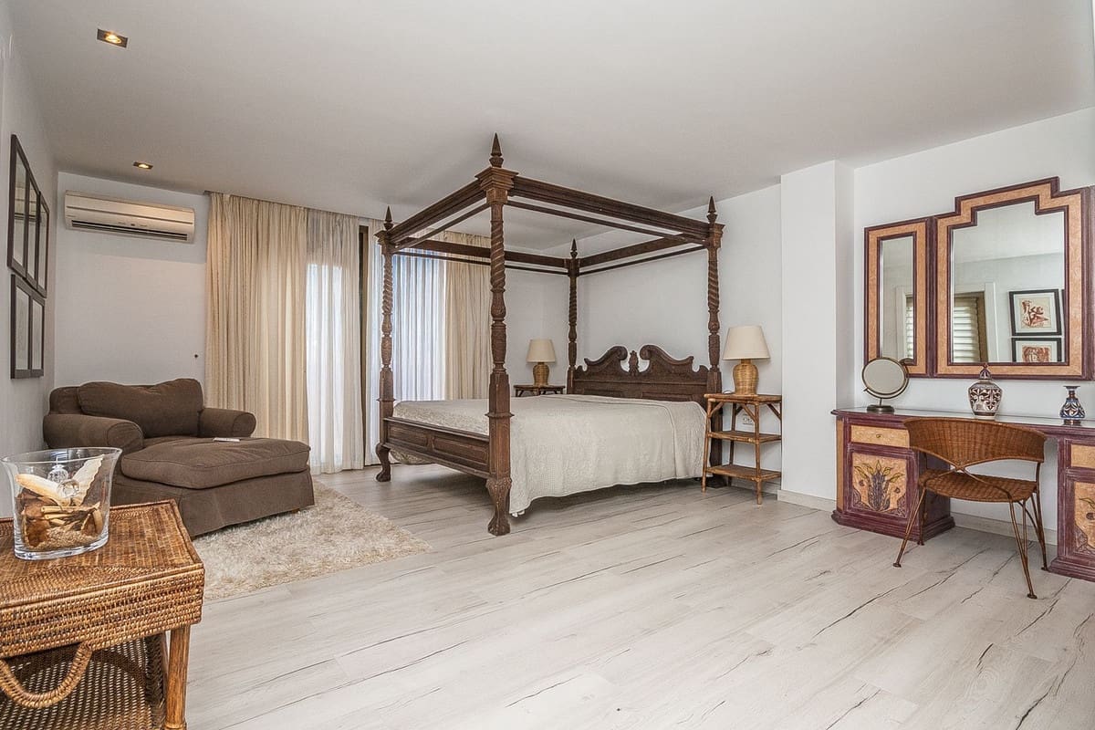 2 bedroom Apartment for sale in Marbella with pool - € 470,000 (Ref: 10094217)