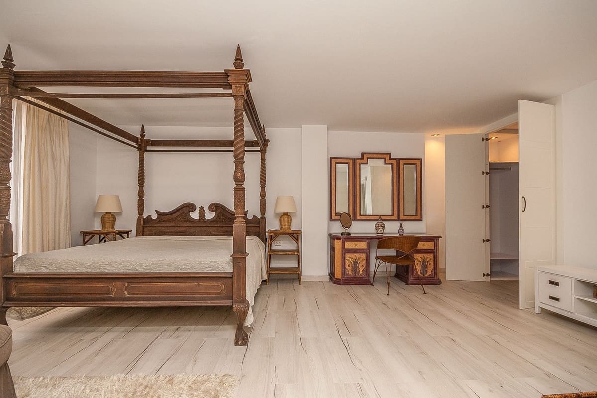 2 bedroom Apartment for sale in Marbella with pool - € 470,000 (Ref: 10094217)