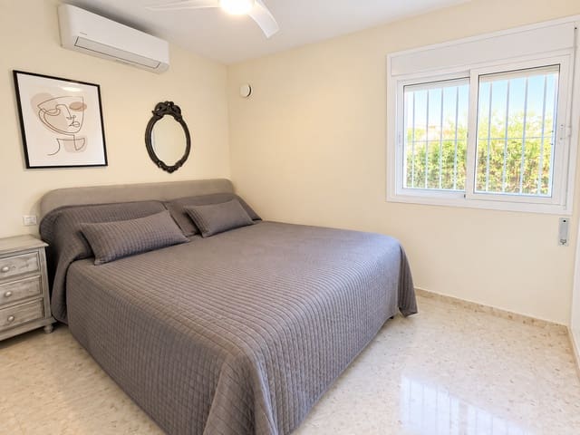 3 sovrum Semi-fristående Villa till salu i La Duquesa / Puerto de la Duquesa, Manilva med pool garage - 329 000 € (Ref: 10114562)
