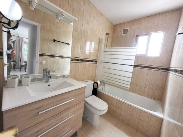 3 sovrum Semi-fristående Villa till salu i La Duquesa / Puerto de la Duquesa, Manilva med pool garage - 329 000 € (Ref: 10114562)