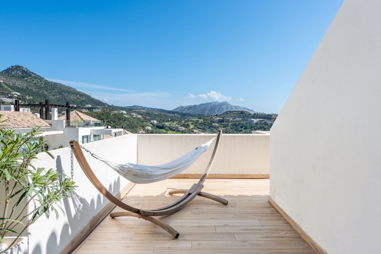 4 sypialnia Penthouse na sprzedaż w Benahavis z basenem garażem - 1 249 000 € (Ref: 10131200)