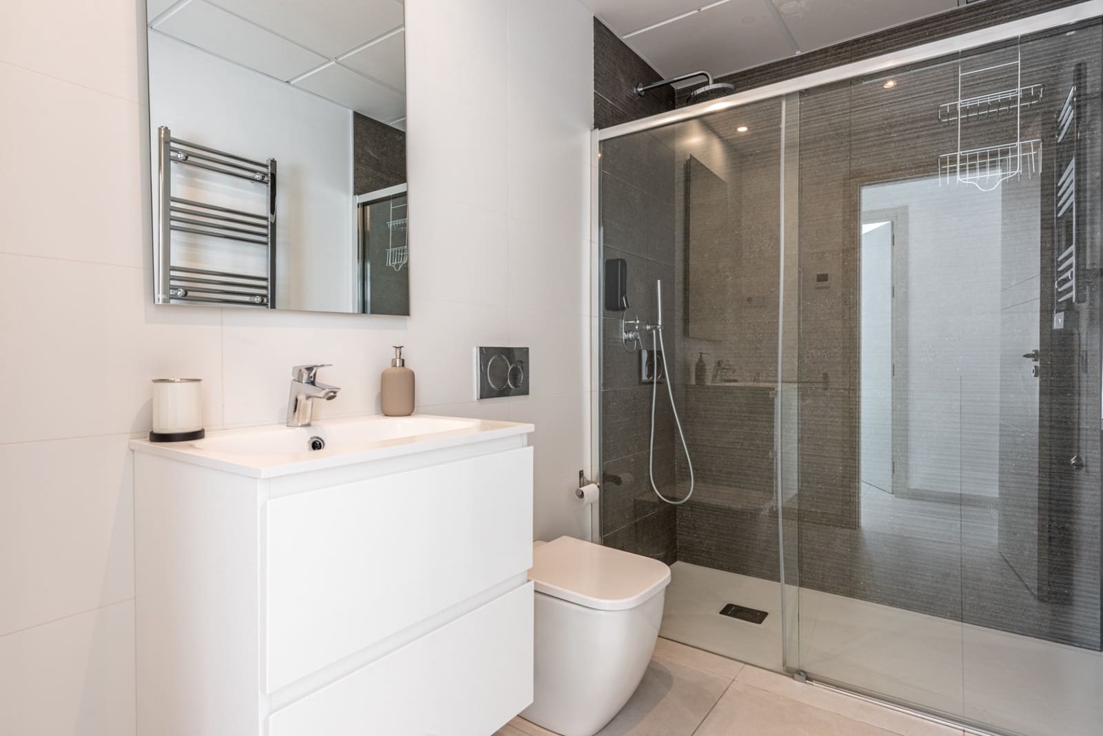 4 sovrum Semi-fristående Villa till salu i Estepona med pool garage - 899 000 € (Ref: 10154601)