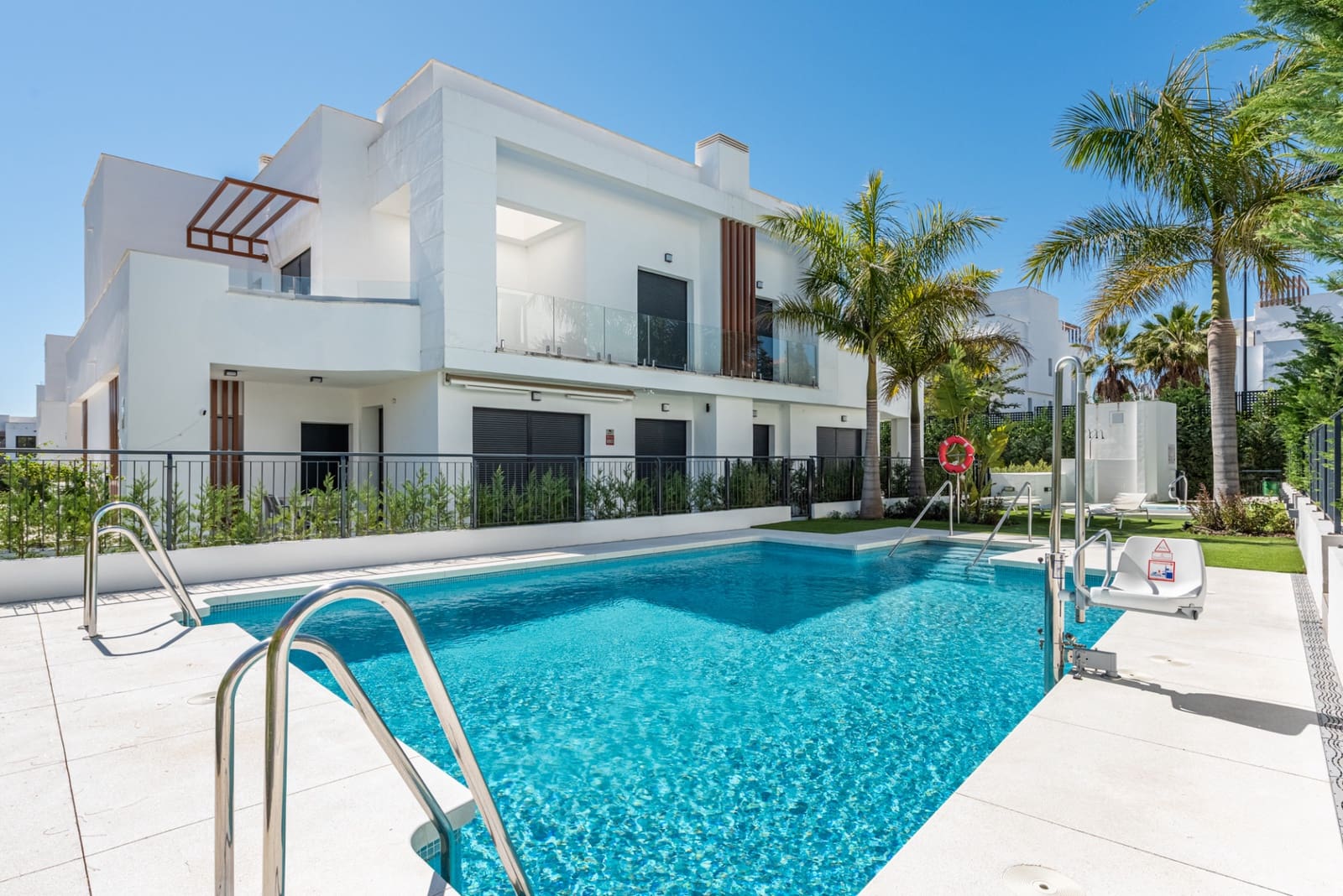4 sovrum Semi-fristående Villa till salu i Estepona med pool garage - 899 000 € (Ref: 10154601)