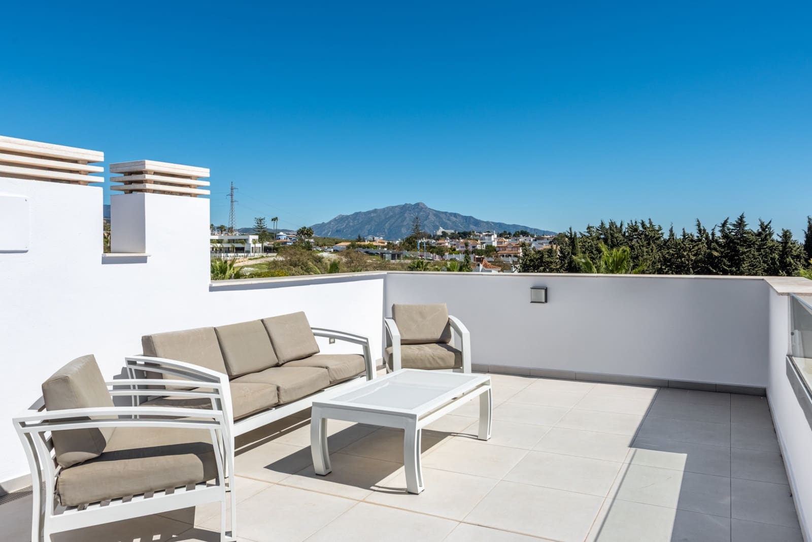 4 sovrum Semi-fristående Villa till salu i Estepona med pool garage - 899 000 € (Ref: 10154601)