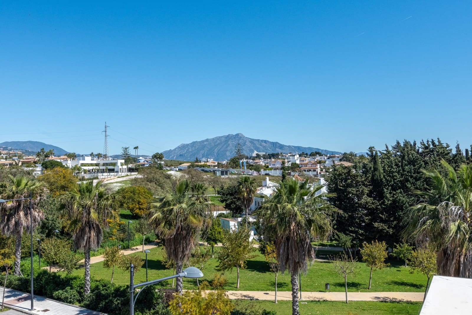 4 sovrum Semi-fristående Villa till salu i Estepona med pool garage - 899 000 € (Ref: 10154601)
